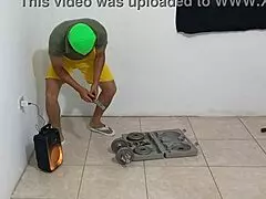 Oy cumplire mi gran fantasia observe a mi hijastro haciendo aerobicos en su departamento luego entre a su departamento y comence a coquetearlo para insinuarle tener sexo