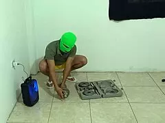 Oy cumplire mi gran fantasia observe a mi hijastro haciendo aerobicos en su departamento luego entre a su departamento y comence a coquetearlo para insinuarle tener sexo