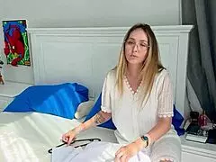 Podmukli pastanak jebe tužnu maćehu i svršava na pičku