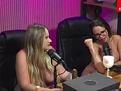 loira peituda cai de boca na buceta da morena safada