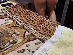 Ó áno, sleduj tú latinskoamerickú milfku jazdiť na tom monštruóznom kokote v rišti a pičke na creampie!