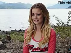 היי, תסתכלו על MILF בלונדינית קטנה מקנדה עירום בחוץ לפלייבוי