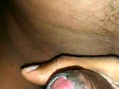 Rožnati veliki kurac svršava žestoko u solo masturbaciji