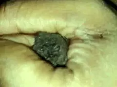 Vzrušený velký čurák vyprskne v sólové masturbaci