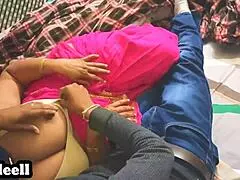 Anne oğlunu sikmeye alıştırdı tam Hintçe video iri memeli anne