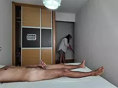 Otelde Temizlikçi Kadın Temizlerken Önünde Oturup Sikiyorum