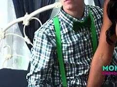 Boekverliefde stiefzoons krijgen privélessen in interraciaal swap met swingers moeders