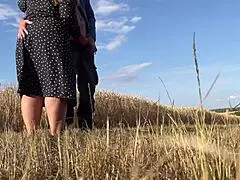 Zrela tastarica v seksi obleki naredi zetu, da pride, medtem ko žena ne vidi