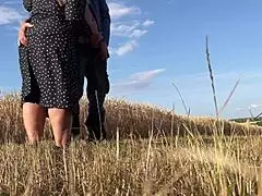 性感连衣裙岳母趁媳妇不注意让女婿射精