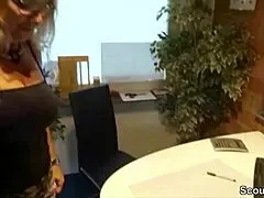 milf chefin hilf jungspund azubi bei seinem ersten fick