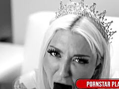 Tahle krásná bujná blondýnka Leya Falcon její těsný místo prosí o velký dilda v close up domácím sólovým videu