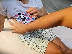 큰 가슴 의붓자매 혼자 있다가 의붓오빠가 도착해 친밀한 동반