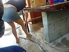 Minha esposa saiu e a empregada baixinha gostosa pegou meu pau e colocou dentro dela na área de casa