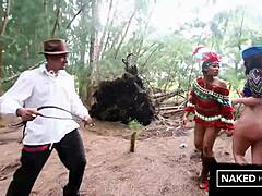 Tjukk rumpe svart og hvit sugepinner på kuk ute i skogen