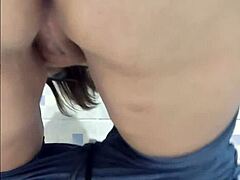 성숙한 BBW 밀프가 공중 화장실에서 보지 타