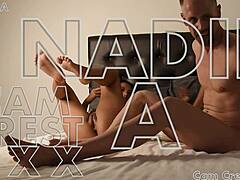 Prljavi stari tip uči sitnu tinejdžerku duboko grlo velike kurčeve