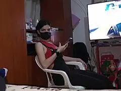 Δοκιμάζει τα εσώρουχά της μπροστά μου για να περάσουμε χρόνο μαζί και το κάνουμε πολλές φορές