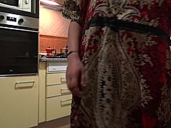 Μητριά μιλάει θετό γιο κουζίνα