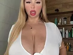 Ενήλικη MILF με φυσικά βυζιά περιμένει χαϊδεύοντάς τα απαλά