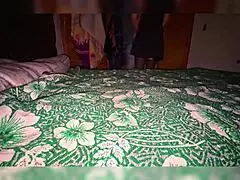 Milf separada trepa caseiro após drinks com novinho 18+ no escuro