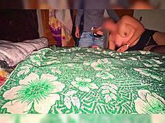 Milf separada trepa caseiro após drinks com novinho 18+ no escuro