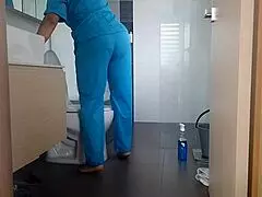 Esta empleada domestica sabe como conservar su trabajo!