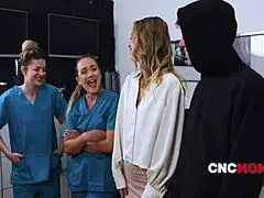 Doktor letih tak sedar Millie Morgan kena kongkek freeuse?