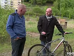 Orkar du se den här tyska MILF bli voyerad?