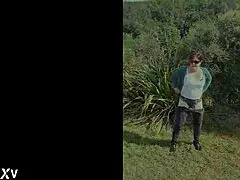 Trashy kiwi milf pisses roadside 😈