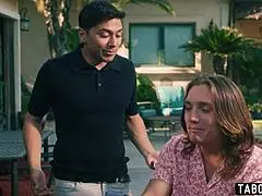 Epävarma MILF äitipuoli saa apua kaverilta ja stepsonilta