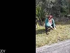 Trashy kiwi milf pisses roadside 😈