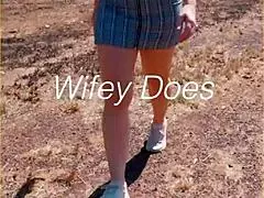 MILF viser barberet fisse udendørs i offentlig udsigt