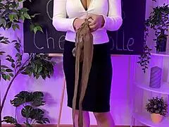 Sisi Feels Sexy In Nylon Pantyhose At The Club