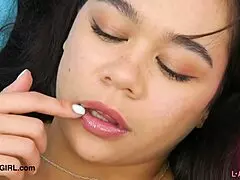 i'm a supa cute brunett teen showin my sexy bodie