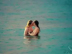 Soy Olive Gee en este promo lésbico con amigas