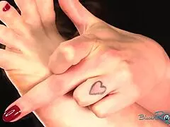 Dominez milfă casnică desculță cu degete pietrate tatuată în ochelari femdom pe negri dar eroare dom