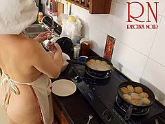 Dona de casa nudista Regina Noir cozinha na cozinha empregada doméstica nua dona de casa nua vídeo completo.