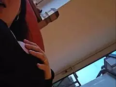 Dalam cahaya malap, quickie dengan hisap batang, doggy pelampung dan jari memek