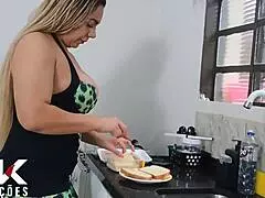 madrasta safada pleases enteado with sandwich then offers ass for pleasure