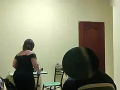 Empleada venezolana coqueteando