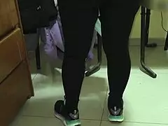 Empleada venezolana coqueteando