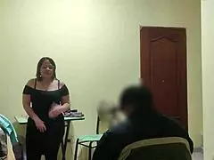 Empleada venezolana coqueteando