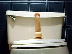 Montando Mi Dildo Antes De Darme Una Ducha