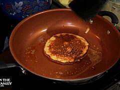 تخيل تنيك زوجة أبك على الإفطار مع كيمبر لي