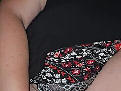 MILF jako štrca sa ogromnim dildom