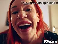 In dieser Story findet eine devote Schlampe Ekstase unter der roten Mama-Dominanz.