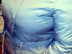 Madura culona con hilo rojo en la calle!