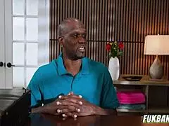 Vroča mačeha pomaga pastorku opraviti z vsem