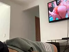 Pensé que estaba solo en casa pero resulta que mi madrastra me estaba espiando mientras me masturbaba en la sala de estar