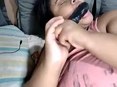 Gordinha gostosa e com grandes peitos enfia um grande pau preto em sua grande buceta